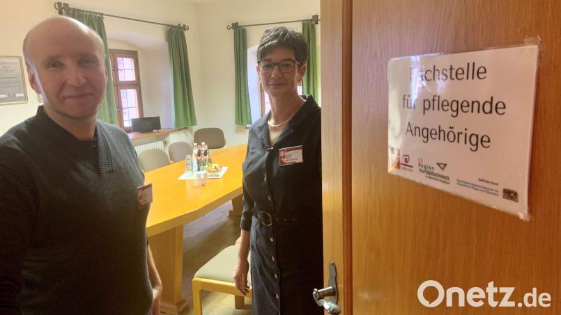 Bei Kilian Heinl und Anja Brüderer, beide von der Caritas Sozialstation Grafenwöhr, steht die Tür im Rathaus in Grafenwöhr für Fragen pflegender Angehöriger offen. Bild: Stefanie Roth