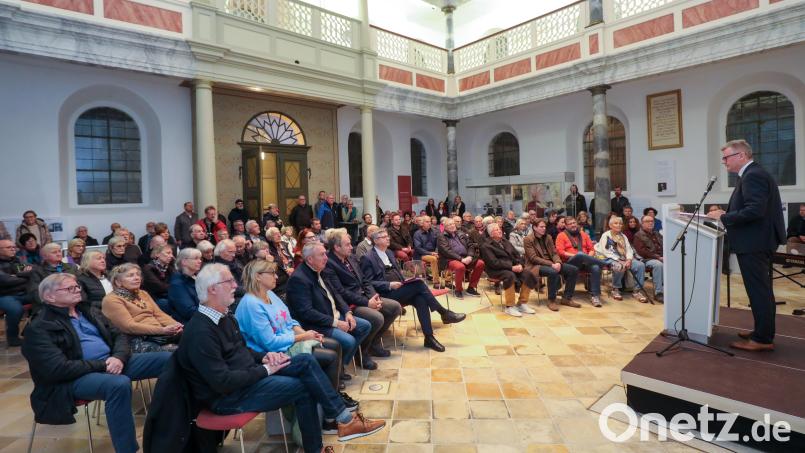 Bürgermeister Michael Göth zeigte sich beeindruckt von mehr als 100 Teilnehmern an der Gedenkfeier in der Synagoge, die Lisa Milyukova (Klavier) und Susanne Behnes-Wessel (Gesang) von der Sing- und Musikschule gestalteten. Bild: Wolfgang Steinbacher
