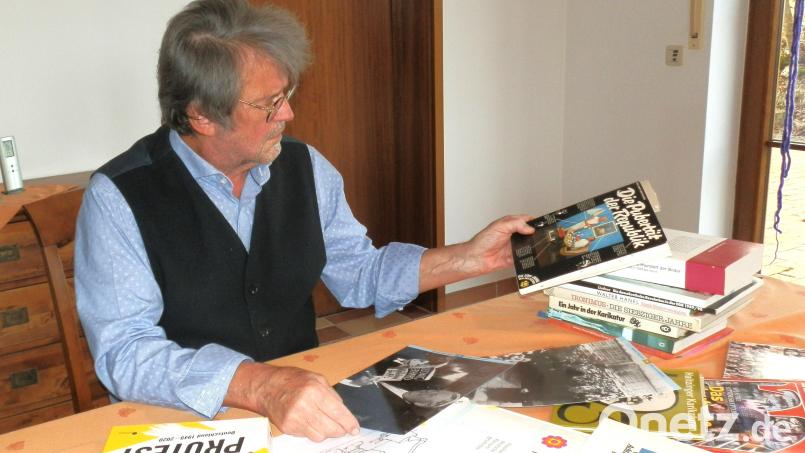 Reiches Karikaturen- und Fotomaterial sichtet Friedrich Wölfl zur VHS-Reihe „75 Jahre Bundesrepublik Deutschland“. Bild: VHS Tirschenreuth/exb