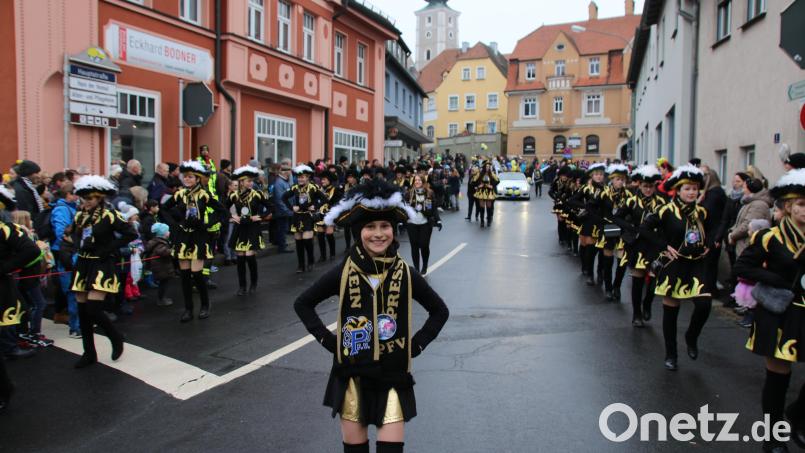 Kinderfunki Lena Waldmann und der PFV sind bereit für den Faschingszug in Pressath. Archivbild: sne