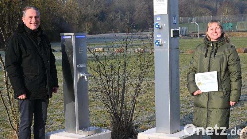 Strom und Frischwasser können an den beiden Stelen am Wohnmobilstellplatz neben dem SVL-Sportgelände bezogen werden. Wasser (linke Stele) kann hier aber erst nach der Frostperiode bezogen werden. Die Stele für Strom sowie die rund um die Uhr freigeschaltete Anmeldetechnik (rechte Stele) ist bereits in Funktion, wie Sabine Weber (AOVE) und Bürgermeister Hermann Böhm informieren. Bild: gf