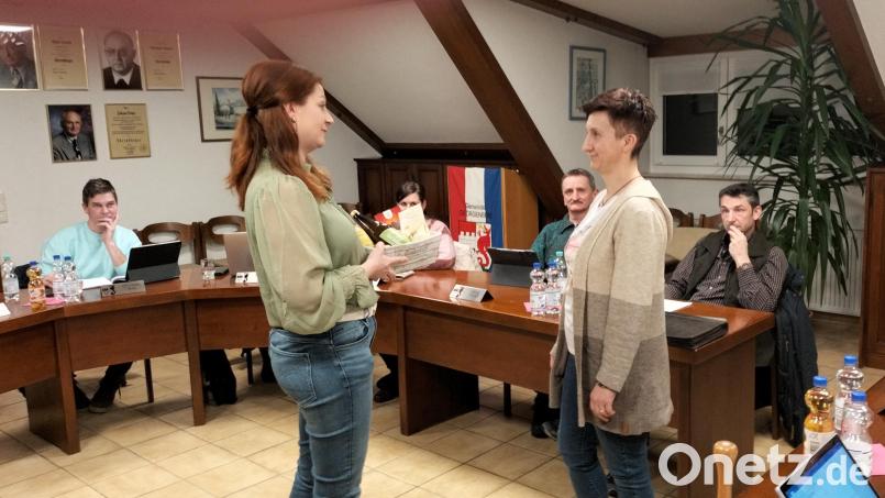 Bürgermeisterin Marina Hirnet verabschiedet Maria Frischholz (von links) aus dem Gemeinderat Bild: fz
