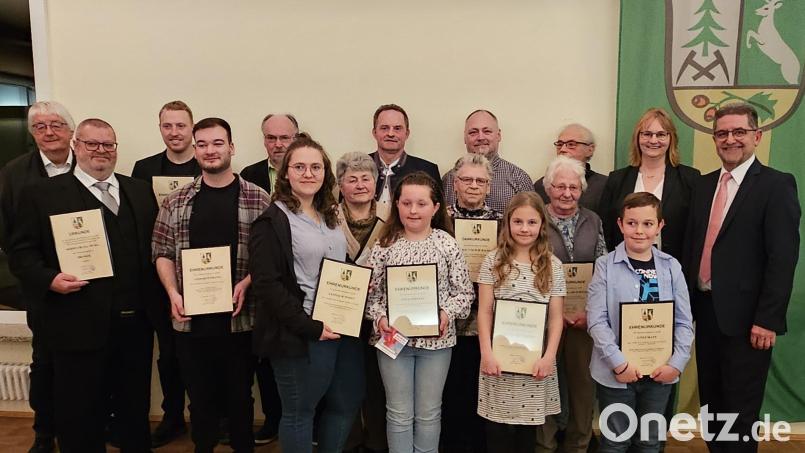 Die Geehrten mit Bürgermeister Franz Tauber (rechts) und seinem Stellvertreter Franz Scharl (links). Bild: gis