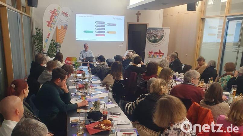 Der Verein &quot;Weiden ist bunt&quot; bei seiner ersten Versammlung 2024. Bild: Nico Erhardt/exb