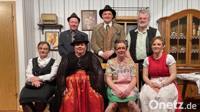 Die Darsteller der Theatergruppe Birgland freuen sich schon auf die Vorstellungen im März (sitzend, von links) Radieserl-Resi, Schranken-Susi, Brunhilde Bremsbichler und Ursl Summwiesler; (stehend, von links): Standl-Hans, Weichen-Wast´l und Ciacomo. Bild: sis