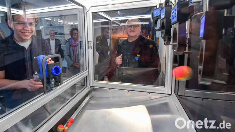 Das Luftmuseum hat eine neue Attraktion: Siemens Amberg übergab jetzt einen ganz besonderen Schießautomaten, den Auszubildende und duale Studenten gebaut haben. Im (Spiegel)Bild von links: Student Nicodem Zymla, Ausbildungsleiter Martin Körbler, Personalleiterin Ramona Grosser und Siemens-Standortleiter Hans-Peter Scharl sowie Wilhelm Koch, der Direktor des Luftmuseums. Bild: Petra Hartl