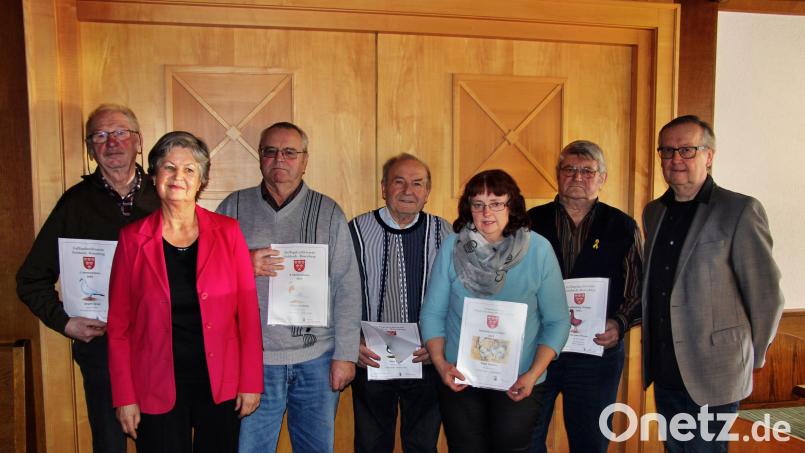 Die für ihre Erfolge ausgezeichneten Züchter zusammen mit 3. Bürgermeisterin Hildegard Geismann (Zweite von links): Jürgen Speigl, Reinhardt Müller, Hans Liebel, Birgit Sperber, Hermann Renner und Vorsitzender Joachim Hagen (von links). Bild: ds