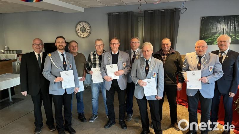 Die Geehrten der Reservisten- und Soldatenkameradschaft Neualbenreuth mit Bürgermeister Klaus Meyer (links), Vorsitzendem Meinhard Köstler (hinten, Mitte) und BSB-Kreisvorsitzendem Ferdinand Lienerth (rechts). Bild: RSK Bad Neualbenreuth/exb