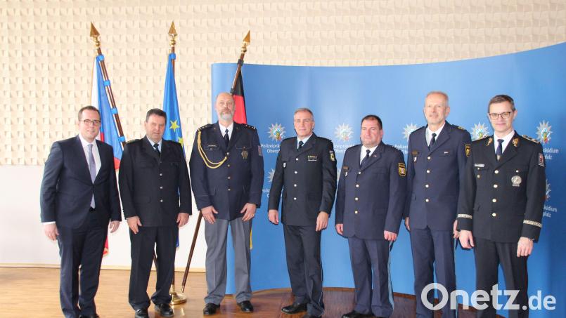 Erster Polizeihauptkommissar Roland Heldwein (Dritter von rechts) ist der neue Deutsche Koordinator im Gemeinsamen Zentrum der deutsch-tschechischen Polizei- und Zollzusammenarbeit in Schwandorf. Er tritt die Nachfolge von Erstem Polizeihauptkommissar Markus Leitl (Mitte) an. Bild: Polizeipräsidium Oberpfalz, PHK Joachim Baumer/exb