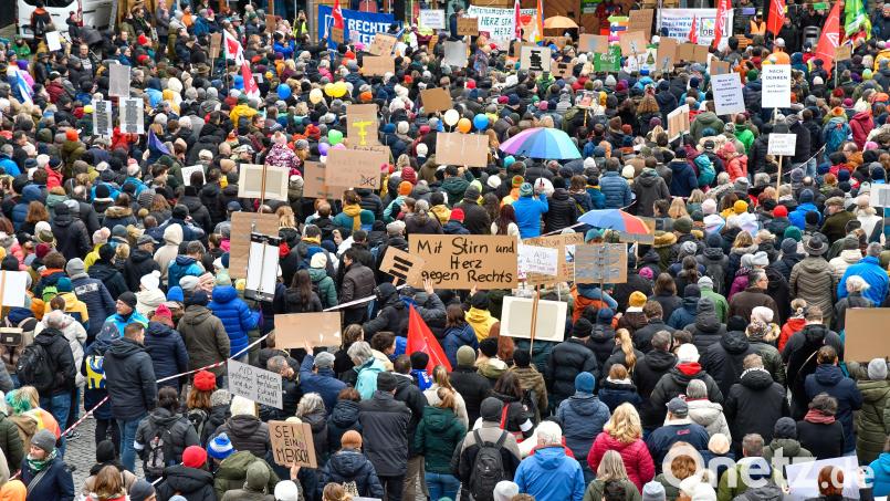 So voll ist es auf dem Marktplatz in Amberg maximal noch beim Altstadtfest und bei der Hexennacht. Am Sonntag waren rund 5000 Menschen gekommen, um gegen Rechtsextremismus und die AfD zu demonstrieren. Bild: Petra Hartl