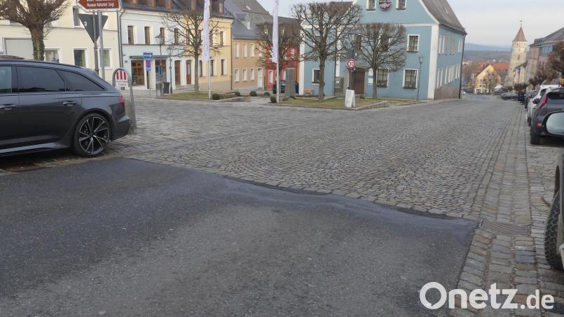 Während SPD-Fraktionssprecher Thomas Ott das Straßenpflaster entlang des Rathauses als „Belastung für Innenstadt, Verkehr und Winterdienst“ bezeichnete, sprach Bürgermeister Marcus Gradl unter anderem von einem Ensemblecharakter, der mit Fördermitteln geschaffen wurde. Bild: rn