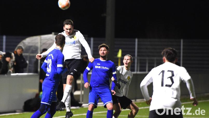 Die SpVgg SV Weiden (blaue Trikots) und die SpVgg Bayreuth U21 lieferten am Freitagabend ein abwechslungsreiches Testspiel ab. Bild: Büttner