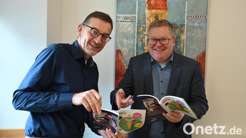 Gemeinsame Vorfreude auf den baldigen Semesterstart: Kulturamtsleiter Reiner Volkert (links) überreichte Oberbürgermeister Michael Cerny (rechts) das neue Programmheft der VHS Amberg für das Frühjahrs- und Sommersemester 2024. Bild: Simon Hauck, Stadt Amberg/exb