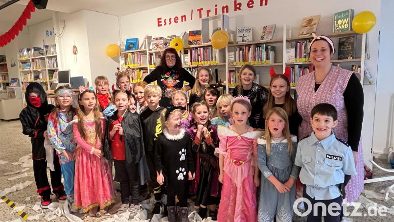 Lustig ging es kürzlich in der Stadtbücherei Mitterteich zu. Auf dem Programm standen Spiele und Tänze. Bild: Sabine Panzer/exb