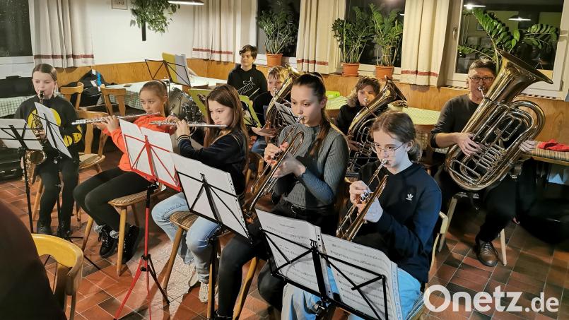 Musikschüler der Blaskapelle Teunz präsentieren zusammen mit Ausbilder Stefan Karl ihr Können. Bild: Gertraud Portner/exb