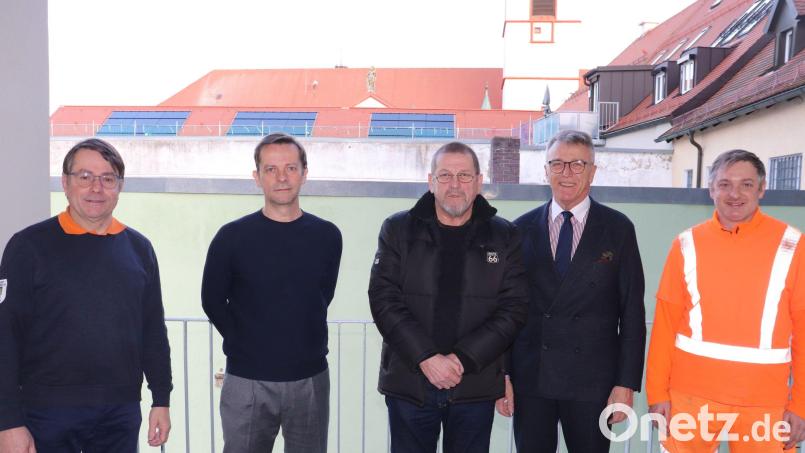 Bürgermeister Franz Stahl (Zweiter von rechts) wurde bei der Verabschiedung von Johann Beer (Mitte) von Bauhofleiter Reinhard Legat, Leiter der Hauptverwaltung Markus Bergauer und Personalratsvorsitzendem Karl Bayreuther (von links) begleitet. Bild: Stadt Tirschenreuth/exb