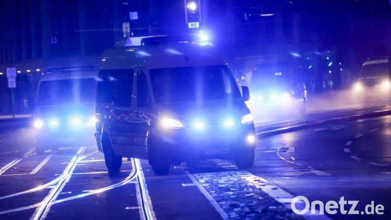 Die Polizei sichert einen Einsatzort. Bild: Jan Woitas/dpa/Symbolbild