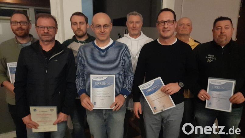 Zum Dank für ihre ehrenamtliche Tätigkeit als Schiedsrichter wurden (von links) Oliver Eckl (20 Jahre), Reinhold Roth (35), Alex Gilch (10), Bernhard Hofmann (20), Josef Decker (10), Christian Hubmann (30), Lehrwart Walter Schimpke, Markus Schreiner (15) geehrt. Bild: gel