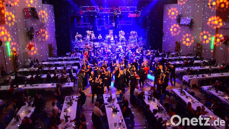 Bei Bällen in der Max-Reger-Halle Weiden müssen sich Gäste die Getränke selbst an der Bar holen. Manche sind von diesem Konzept alles andere als begeistert. Bild: Kunz
