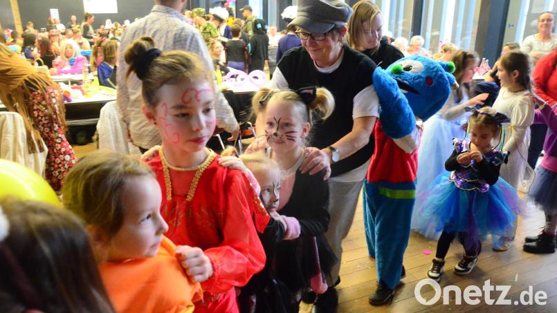 Wo normalerweise Studenten büffeln, zog am Wochenende eine Polonaise entlang: Lustig und laut ging's zu beim Kinderfasching der DJK-Gruppe "Dance Unlimited" in der OTH. Bild: Kunz