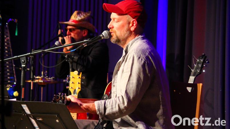 Stephan Zinner begeisterte am Samstagabend mit seinem Bühnenpartner Peter Pichler im ausverkauften Foyer der Kemnather Mehrzweckhalle. Bild: stg