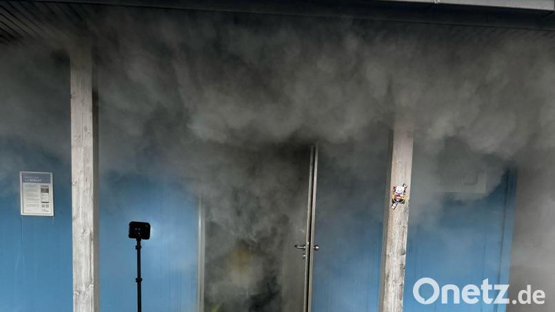 Dichter Rauch dringt aus dem Technikraum der WC-Anlage am Schlossberg bei Pfreimd. Bild: Feuerwehr Pfreimd/exb