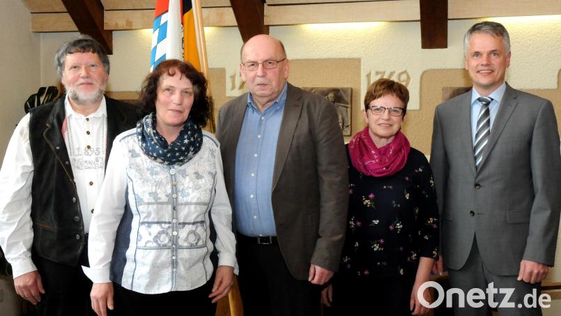 Die Ehepartner waren mit eingeladen zur Verabschiedung im Rathaus Flossenbürg. Von links: Klaus und Elisabeth Semmelmann, Bernhard und Marga Neumann sowie Bürgermeister Thomas Meiler. Bild: Stephan Huber