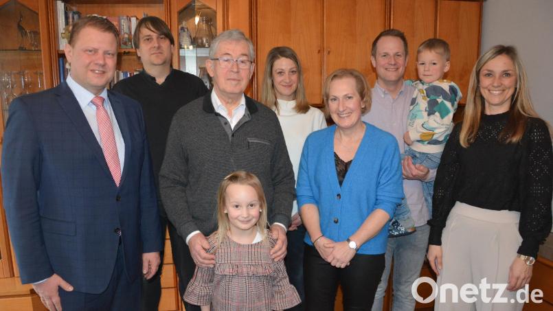 Zum 85. Geburtstag erhielt Erhard Sommer (Dritter von links) viele Glückwünsche. Es gratulierten unter anderem (von links) die Töchter Barbara und Christine, Sohn Bernhard und Schwiegertochter Julia, die Enkelkinder Emma und Theo sowie (von ganz links) Bürgermeister Stefan Grillmeier und Stadtpfarrer Oliver Pollinger. Bild: jr