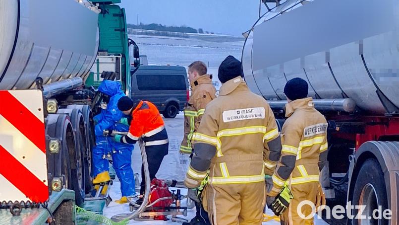 Kräfte der BASF-Werksfeuerwehr bereiten auf dem Hof eines Nabburger Abschleppunternehmens das Umpumpen einer Chemikalie vor. Der Lkw-Auflieger war an einem Unfall beteiligt und beschädigt worden. Bild: Ringlstetter/exb