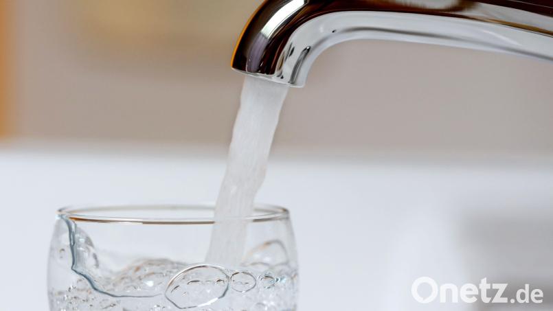 Das Trinkwasser muss weiter abgekocht werden. Bild: Roland Weihrauch/dpa