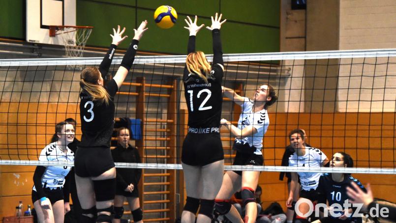Die Volleyballerinnen des TB Weiden (weiße Trikots) gewannen das Derby gegen den TV Vohenstrauß mit 3:1. Bild: Büttner