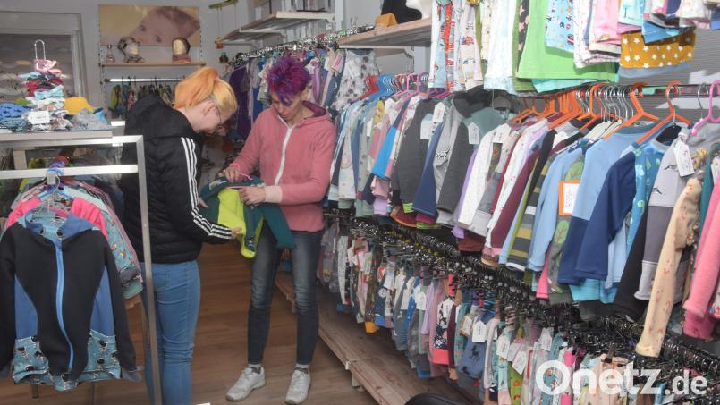 Kinderkleidung handgenäht und auf Wunsch nach Vorgaben. Tamara Müller (rechts) in ihrem Geschäft in Schirmitz. Bild: fz