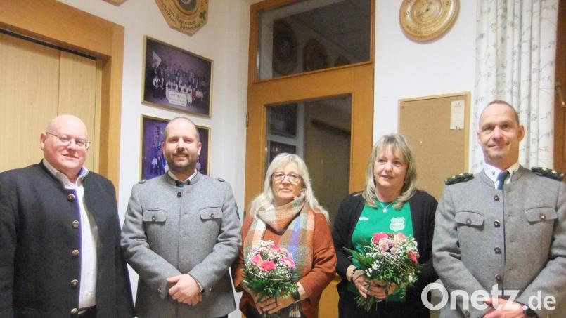 Die Schützendamen Brigitte Koller (Dritte von links) und Edeltraud Legl (Zweite von rechts) werden von Schützenchef Andreas Hammer (Zweiter von links) und dem Zweiten Schützenmeister Christian Habinger (rechts) mit Urkunde und Blumen für 40 Jahre Treue zum Verein geehrt. Zweiter Bürgermeister Johann Vornlocher gratuliert. Bild: gm