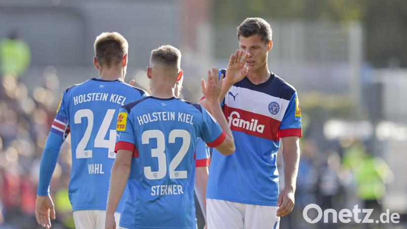 Patrick Erras (rechts) hat seinen Vertrag in Kiel um zwei Jahre verlängert. Archivbild: Frank Molter/dpa