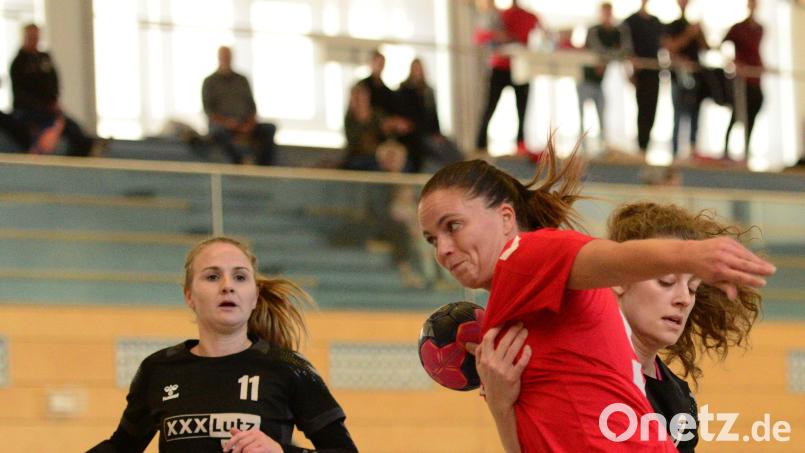 HSG-Spielerin Anna Stubenvoll (rotes Trikot/Szene aus dem Hinspiel gegen Heidingsfeld) traf im Rückspiel neun Mal. Archivbild: ham