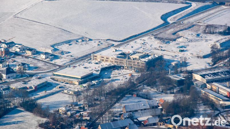 Die Bauarbeiten für die neue Realschule in Kemnath laufen auf Hochtouren. Während im Schulgebäude gerade der Estrich eingebracht wird, wird in der Turnhalle bereits die Akustikdecke eingebracht. Bild: mür