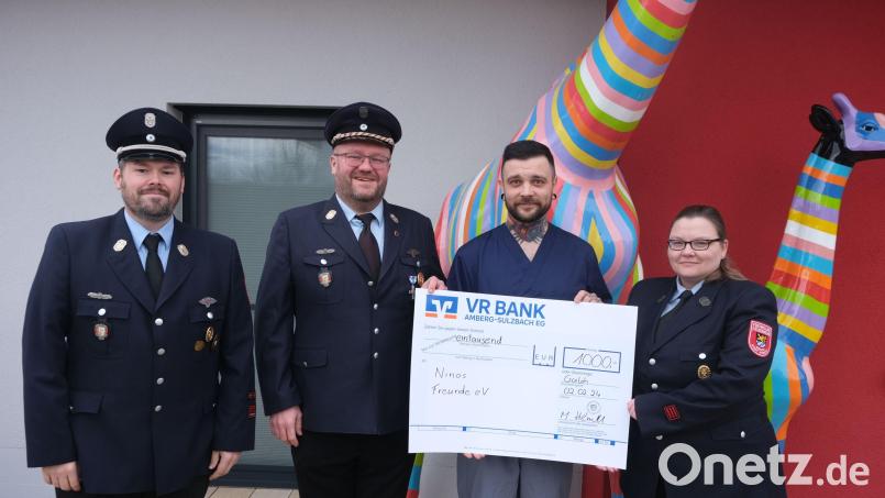 Einen symbolischen Scheck über 1000 Euro als Erlös aus der Eisparty übergaben Vertreter der Feuerwehr Gailoh an René Balleisen, den pädagogischen Leiter von Ninos Kinderhaus der „Amicus“-Pflege (Zweiter von rechts). Von links: Stellvertretender Kommandant Daniel Schildbach, Vorsitzender Martin Heindl und Schatzmeisterin Christina Heinrich. Bild: usc