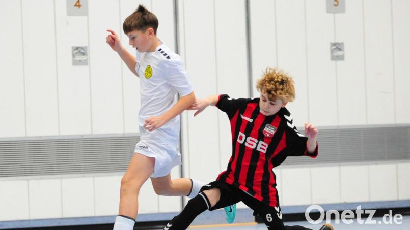 Die D-Junioren der JFG FC Stiftland belegten bei der Futsal-Bezirksmeisterschaft den neunten Platz. Das Bild zeigt Tobias Schlöger (rechts) im Gruppenspiel gegen den späteren Bezirksmeister SpVgg Oberfranken Bayreuth (0:14). Bild: Thomas Schrems