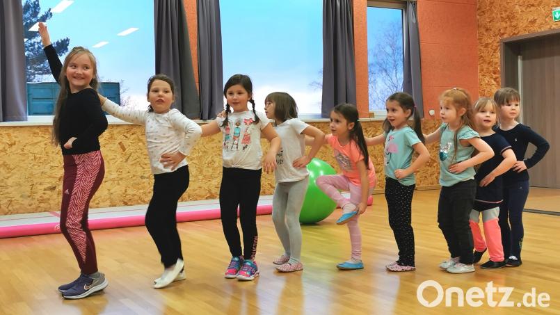 Schon wie die Großen: Die Tanz-Kids von Grün-Weiß Oberviechtach trainieren den Einzug. Die jüngsten Mädels sind vier Jahre alt. Bild: Portner