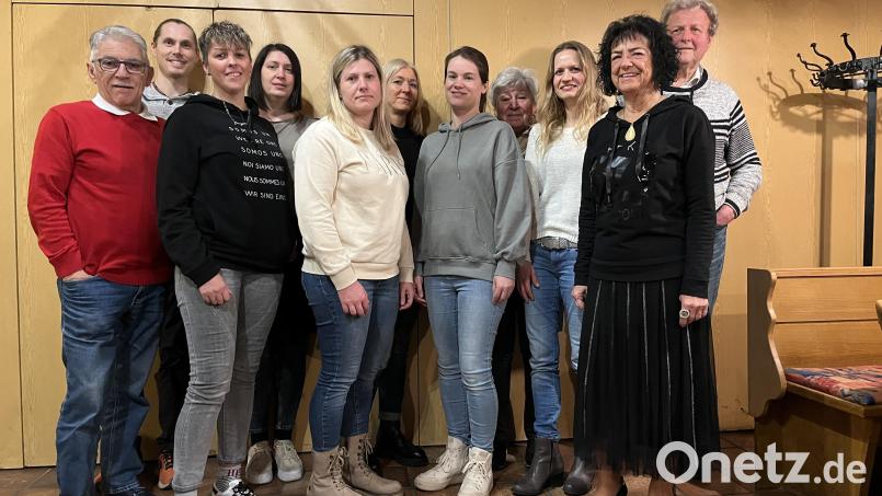 Die Führungsriege der ASV-Tennissparte mit (von links) Juan Vilas, Peter Troglauer und Katrin Hanauer, Michaela Greiner, Anett Schulze, Carmen Bitterer und Stefanie Schramek, Edeltraud Gmeiner, Daniela Dlabolova, Waltraud Neubauer-Zupfer und Dieter Neubauer . Bild: Renate Zupfer-Vilas/exb
