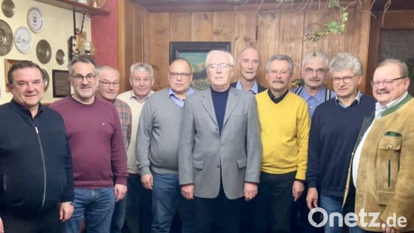 Beim Männergesangverein standen Neuwahlen an: (von links) Stadtpfarrer Konrad Amschl, Stefan Werner (Vorsitzender der Sängergruppe Wiesau), Otto Hültner, Helmut Weiß, Steffen Braunert, Herbert Ulrich, Norbert Danhof, Sigmund Schütz, Engelbert Eckert, Kurt Weiß und Bürgermeister Alfred Stier. Bild: Sigmund Schütz/exb