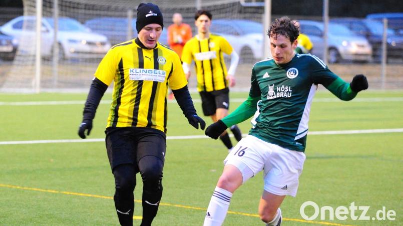 Der SV Mitterteich (rechts Pascal Höcht) gewann das Vorbereitungsspiel gegen den SV Poppenreuth (links Fabian Sticht) mit 6:1. Bild: Thomas Schrems