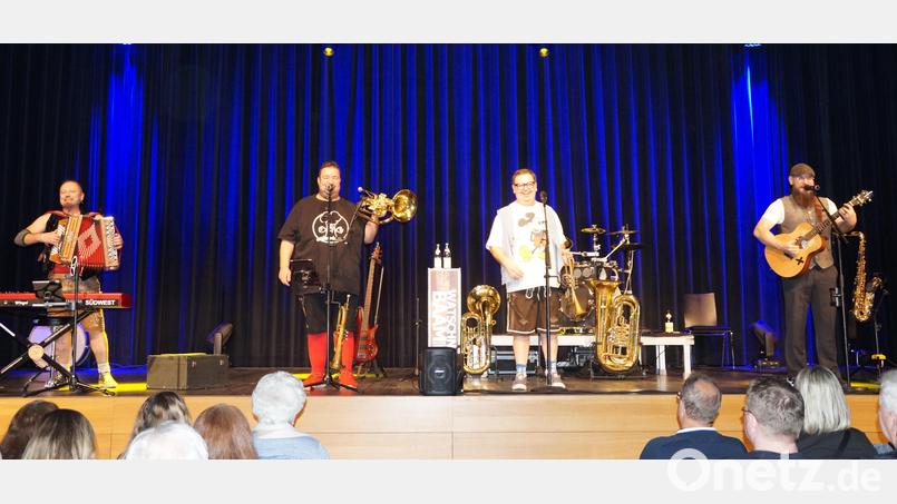 Mit viel bayrischer Musik und Wortwitz präsentiert sich die Besetzung &quot;Da Meier &amp; Watschnbaam&quot; in der Schwarzachtalhalle. Bild: wel