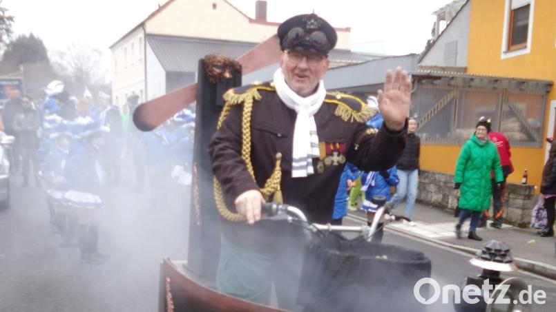 Mit einem nicht alltäglichen Gefährt, einem Dampf ausstoßenden Steampunk Bicycle, war Roland Fritsch an der Spitze des Gaudiwurms unterwegs. Bild: u