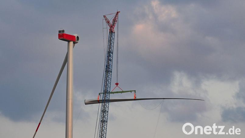 Eine neue Windenergieanlage wird errichtet – dies wird in nächster Zeit in Gebenbach nicht zu verfolgen sein. Symbolbild: Patrick Pleul/dpa