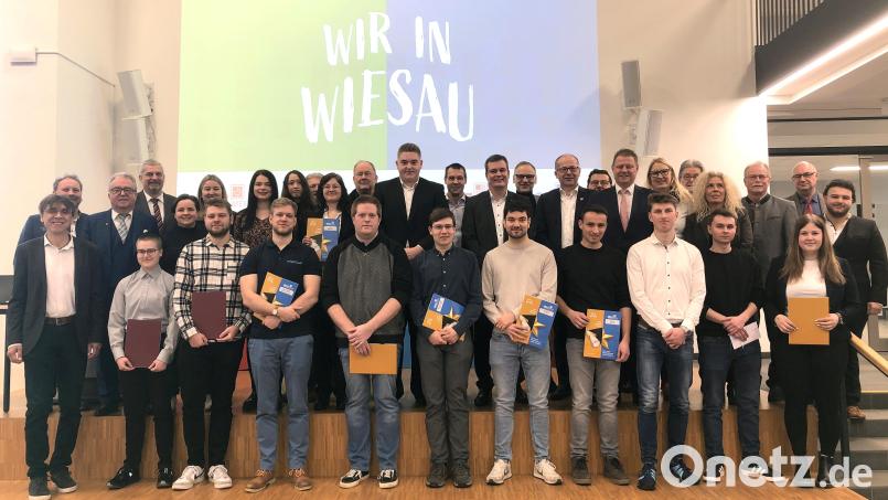 Mit Preisen, die der Landkreis Tirschenreuth und der Berufsschulbeirat bereitgestellt hatten, wurden am Freitag die Jahrgangsbesten am BSZ Wiesau ausgezeichnet. Der Einladung zur Feier im Foyer der Berufsschule folgten viele Ehrengäste, darunter auch einige Bürgermeister der Kommunen im Landkreis. Bild: wro