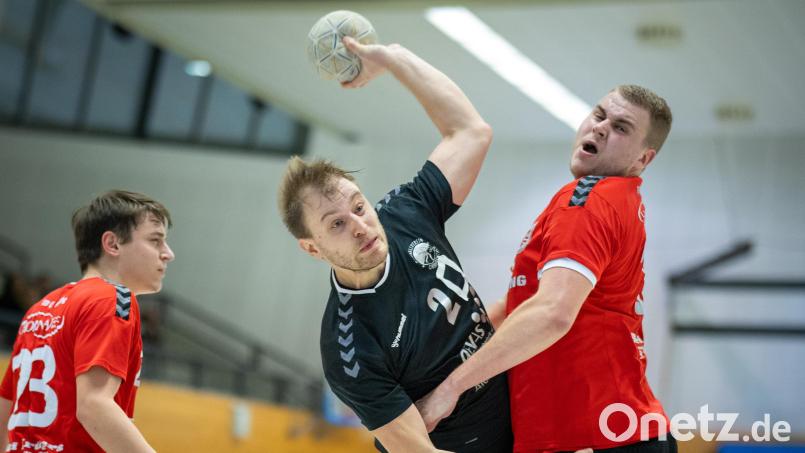 Die Männer des HV Oberviechtach (Szene mit Tobias Held, schwarzes Trikot) verloren beim TB Roding knapp mit 25:26. Bild: Günter Uschold