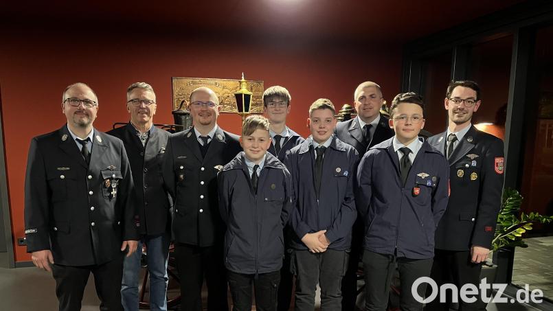 Die neue Führungsriege der Jugendfeuerwehr mit den Ehrengästen: Kommandant Matthias Haulena (von links), Bürgermeister Franz Stahl, stellvertretender Jugendwart Sebastian Bäuml, Kassenprüfer Jakob Engl, stellvertretender Jugendsprecher Julian Kraus, Kassenprüfer Michael Gleißner, Vorsitzender Markus Mayer, Jugendsprecher Joel Cruz sowie Jugendwart Sebastian Wiedemann. Bild: Feuerwehr Tirschenreuth/exb