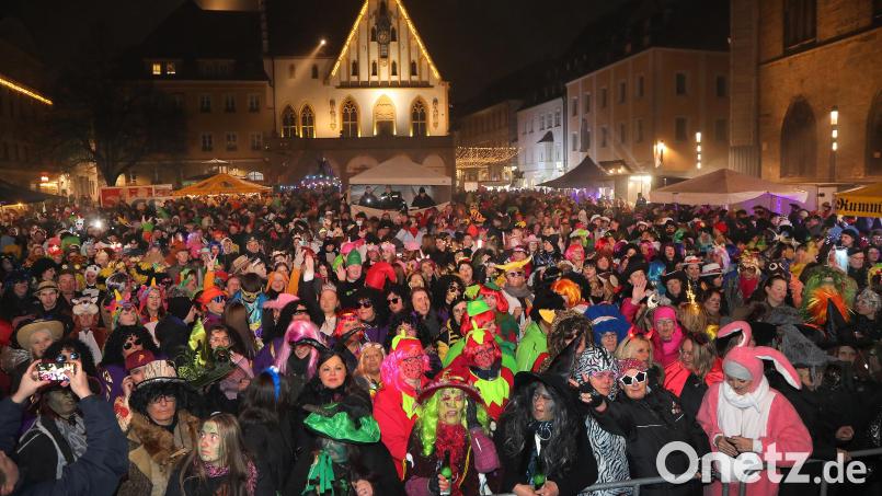 So feiert die Oberpfalz Weiberfasching: Die Amberger Hexennacht verwandelte den Marktplatz am Donnerstagabend in einen Hexenkessel. Bild: Wolfgang Steinbacher
