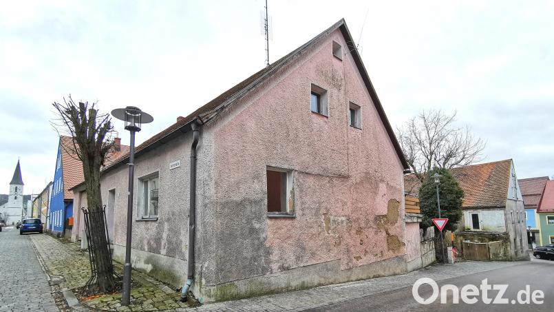 Das geplante Seniorenzentrum (Bauabschnitt eins) umfasst den Bereich von der Kirchstraße 23 (rosa Haus) bis hinunter zu den Bestandsgebäuden Hauptstraße 32 und 34. Mit Ersatzneubau und Renovierung wäre ein Leerstands-Schandfleck mitten in der Stadt passé. Bild: Portner